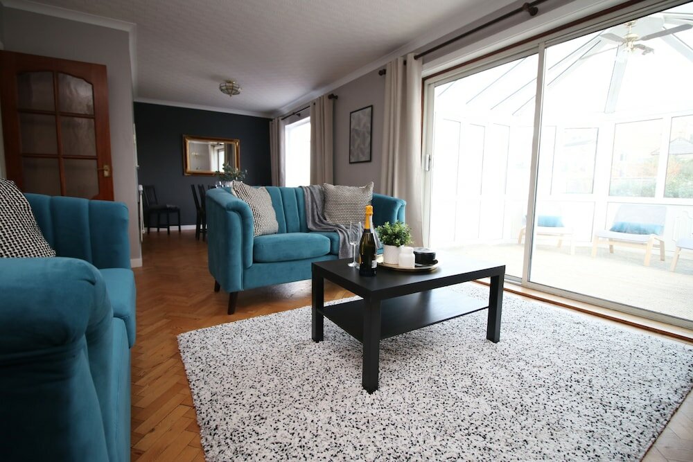 Фото Becky's Bungalow by Tŷ Sa - New Sleeps 8