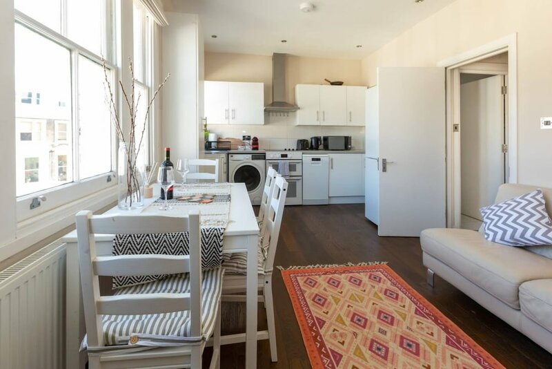 Гостиница Spacious and Bright 2 Bedroom Flat in Maida Vale в Лондоне