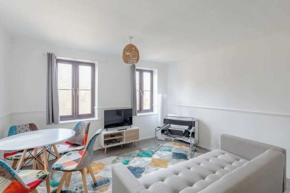 Фото Vibrant & Snug 2bd Flat - Beckton