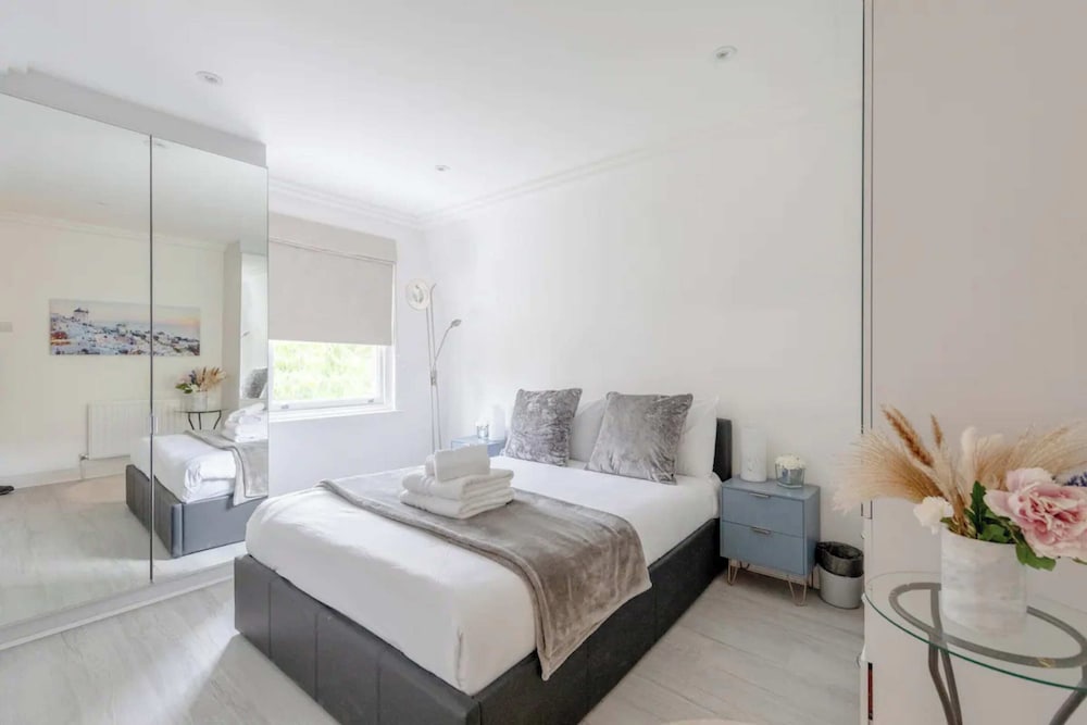 Фото Chic & Peaceful 2bd Flat - Hampstead
