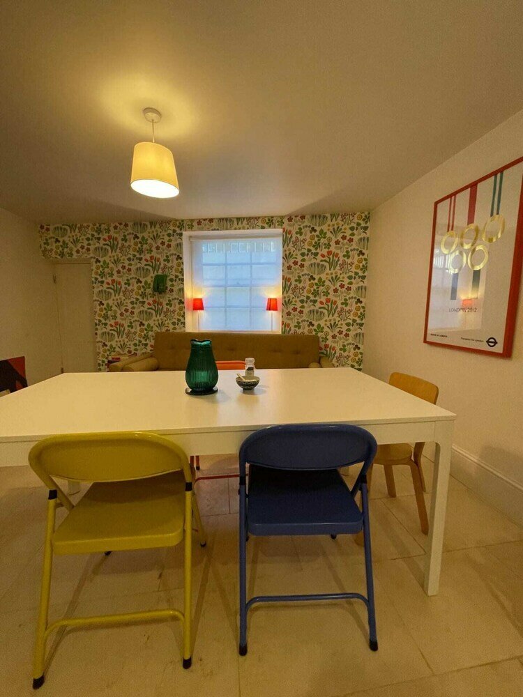 Фото Beautiful 4 Bedroom Family Home in Clerkenwell