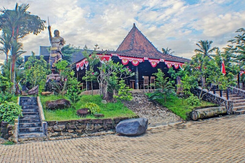 Гостиница Capital O 92681 Randu Mas Hotel & Resort Taman Purbakala в Бандар-Лампунге
