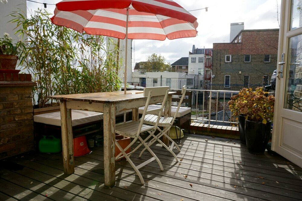 Фото Beautiful Canalside 1-bedroom Flat With Terrace