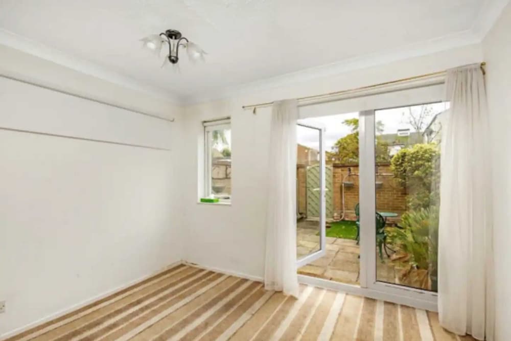 Фото Charming 2 Bedroom Home in South London With Garden