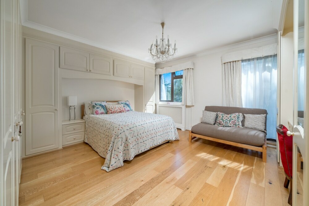 Фото Delightful Vintage 2 Bedroom Apartment