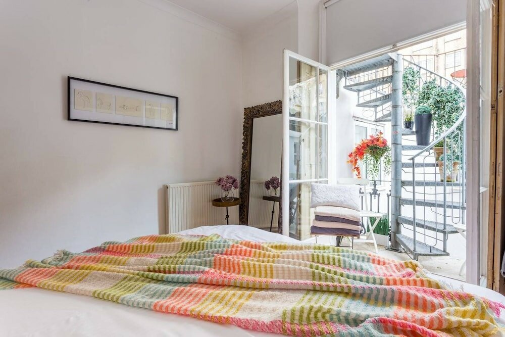Фото Bright and Beautiful 2 Bed Flat Near Hyde Park