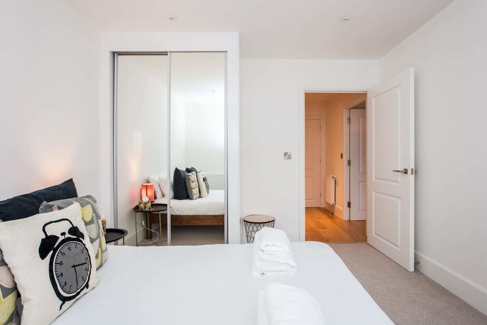 Фото Stunning Modern 1 Bedroom Apartment Near Canary Wharf