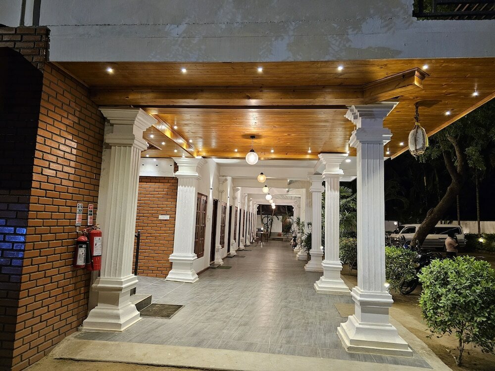 Фото J Hotel