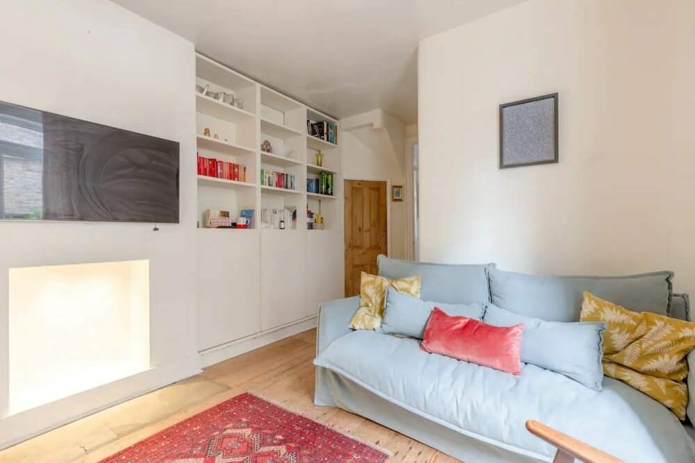 Фото Newly Renovated 2 Bedroom Apartment in Earlsfield With Garden