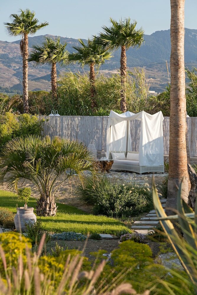 Фото White Pearls Luxury Suites - Adults Only