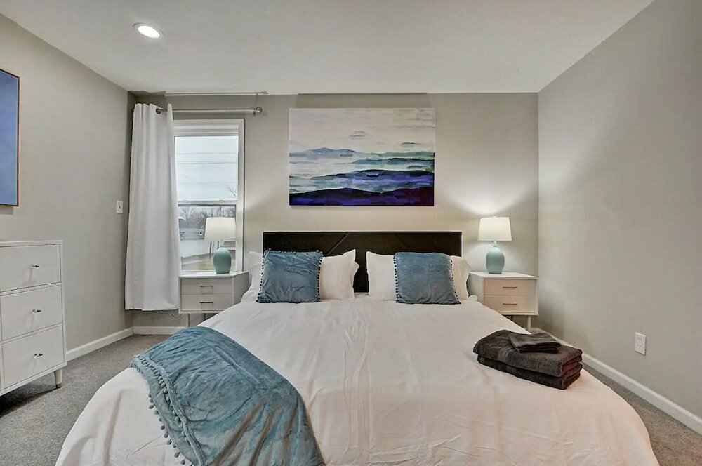 Фото Spacious 6br/3ba House w Parking! Sleeps 20!