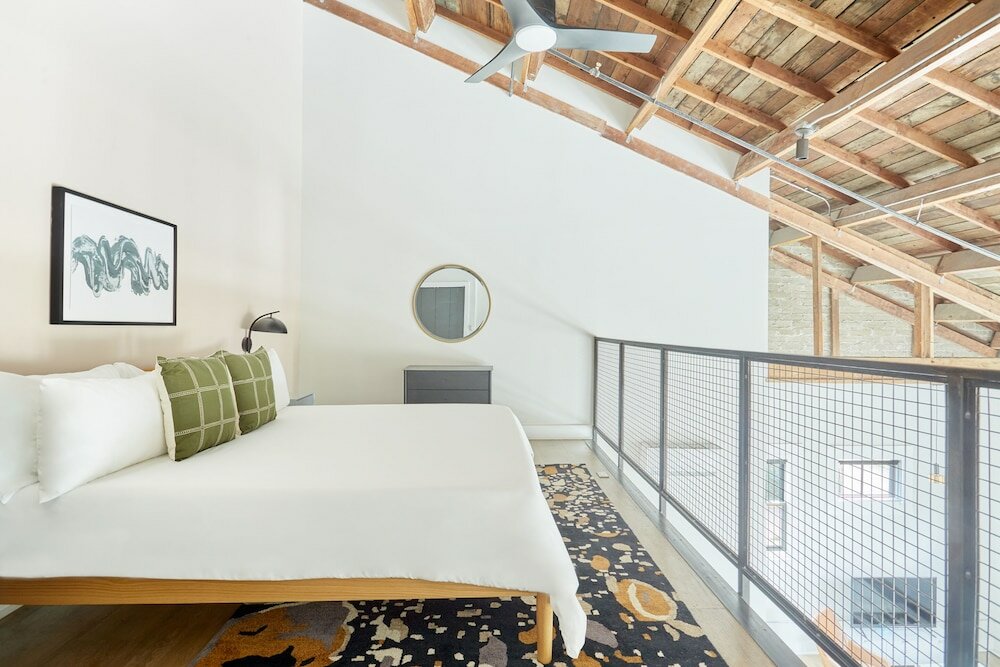 Фото Sonder Antiques Warehouse