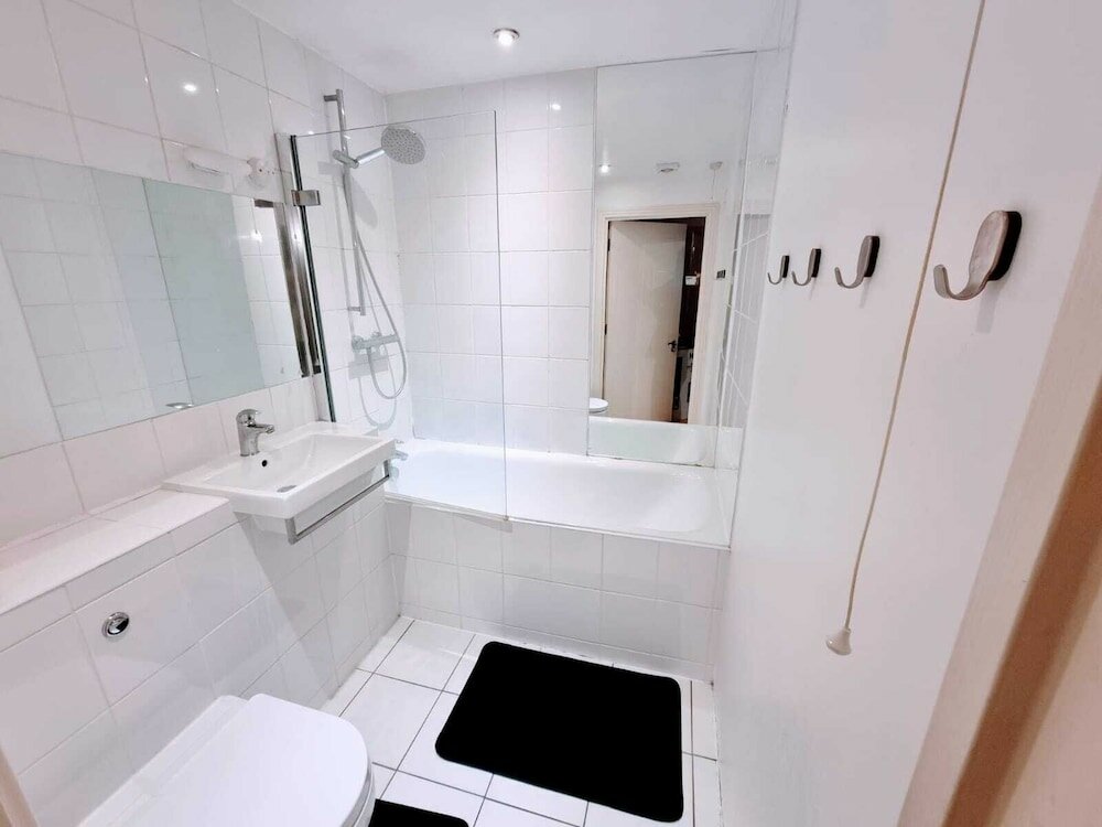 Фото London City Stays - Modern 2 Bedroom Apartment With Free Parking And Gym Access