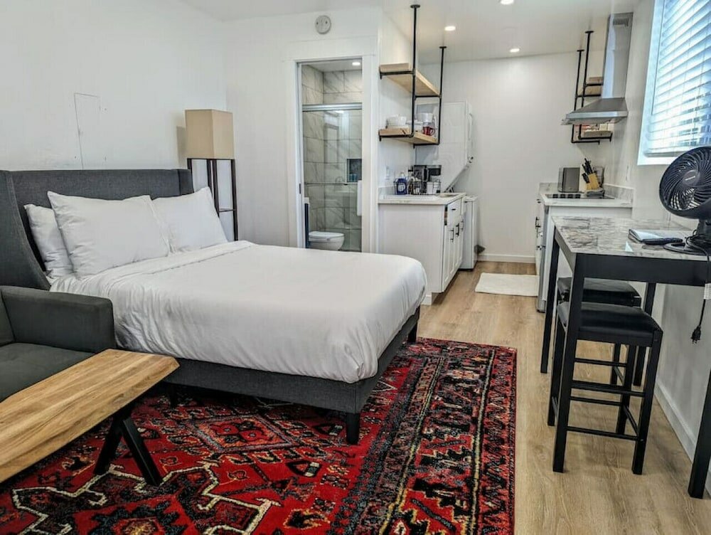 Фото Studio with Large Deck and Full Kitchen