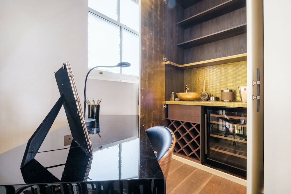 Фото Luxury Home with 3 Bed 2 Bath in London