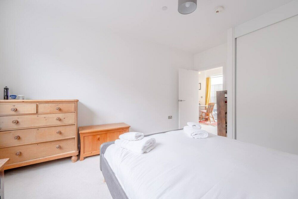 Фото Bright 2 Bedroom Maisonette Near Stratford