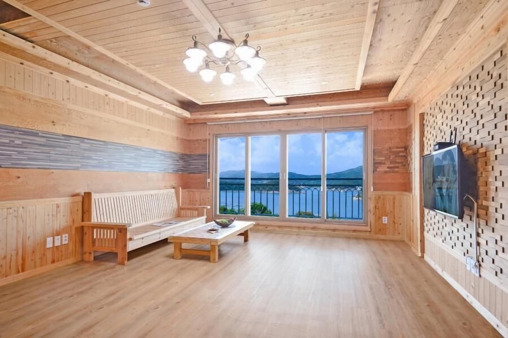 Фото Yeosu Sea and Starnight Pension