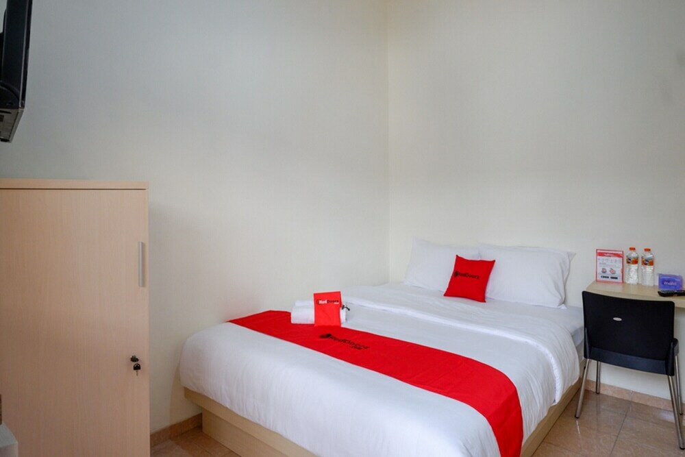 Фото RedDoorz near Alun Alun Kudus 2