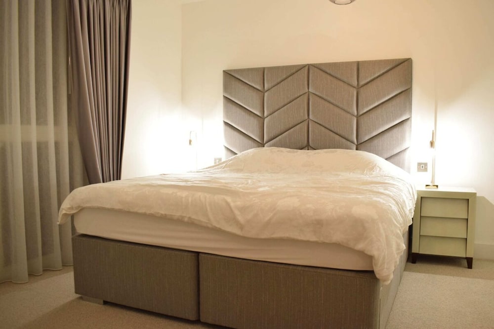 Фото Bright 2 Bedroom Flat in Park Royal