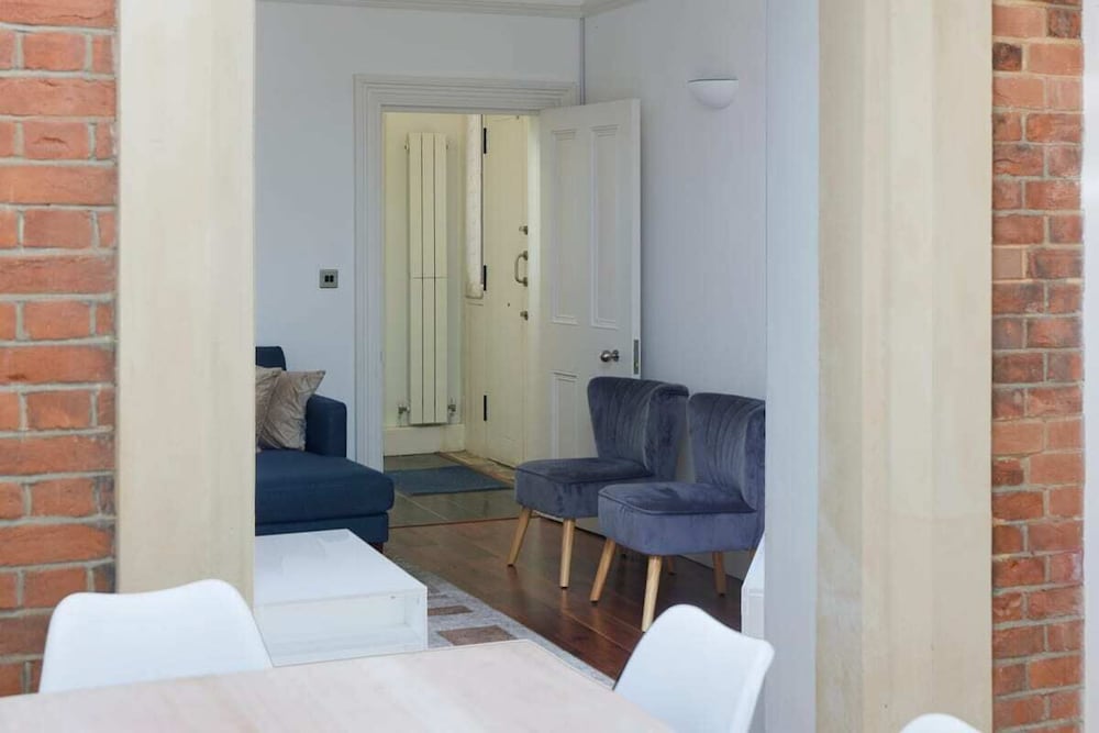 Фото The Woolwich Retreat - Enticing 5bdr House With Parking