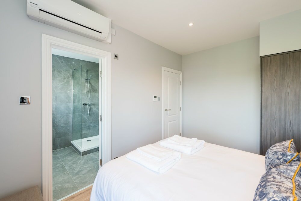 Фото The Carlyle - Elegant Serviced Apartments