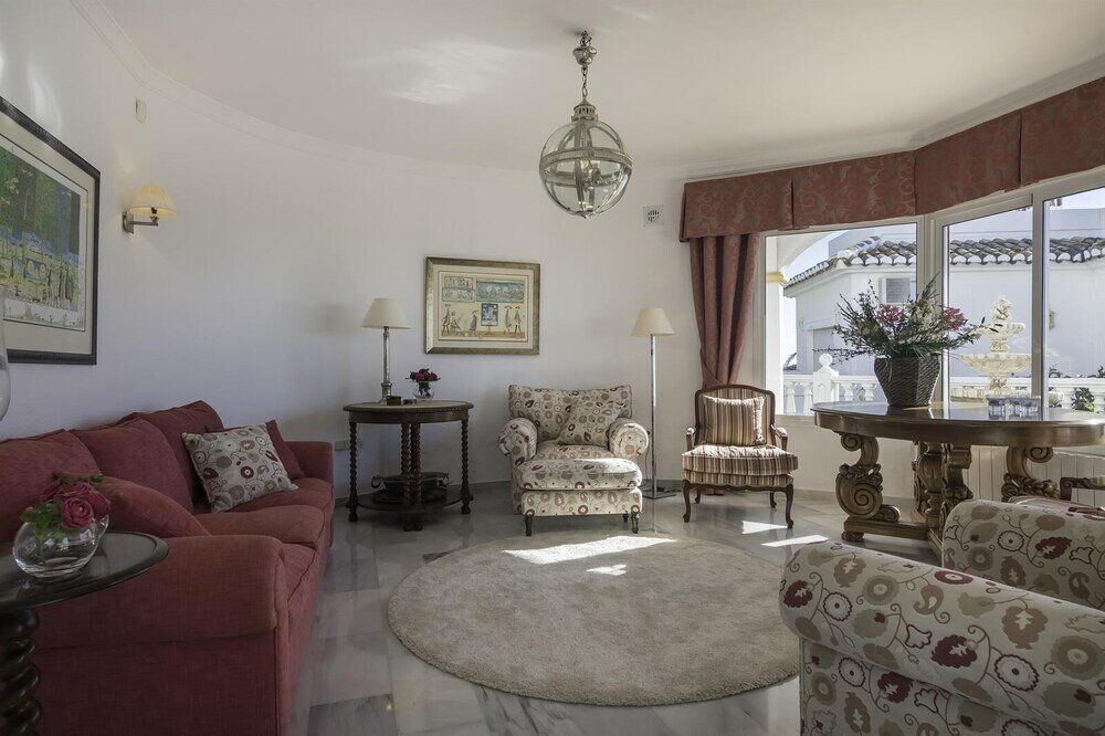 Фото Spacious Villa With Impressive Views