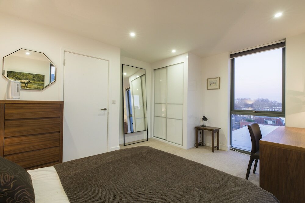 Фото Altido Trendy Islington Flat for 2 with Patio