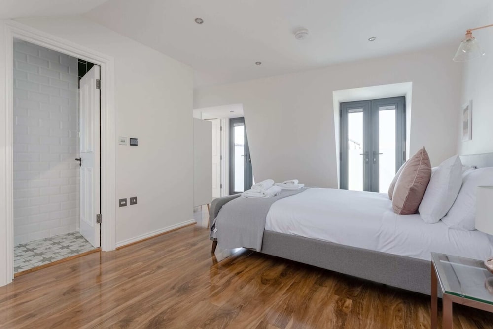 Фото Stunning 3 Bedroom 2 Bath in Fantastic Location