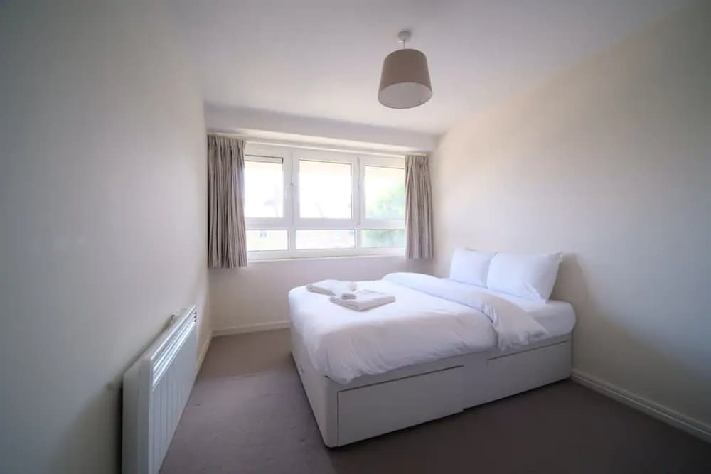 Фото Spacious 3 Bedroom Apartment in Battersea With Terrace