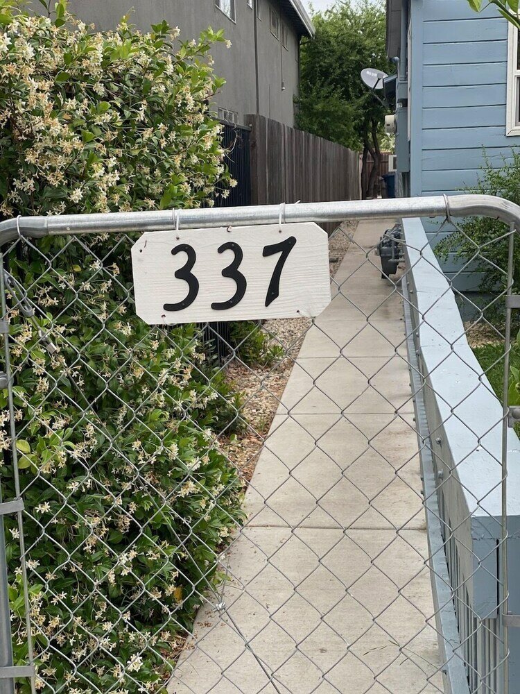 Фото Whole Family - Barrette - back - Hostel