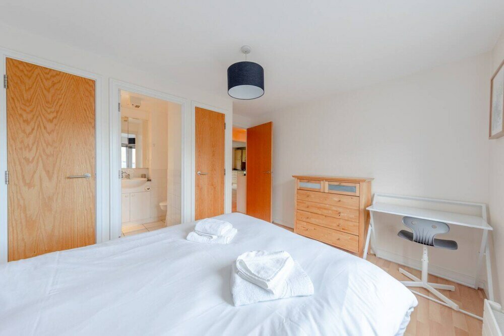 Фото Spacious 2 Bedroom Apartment Near White City