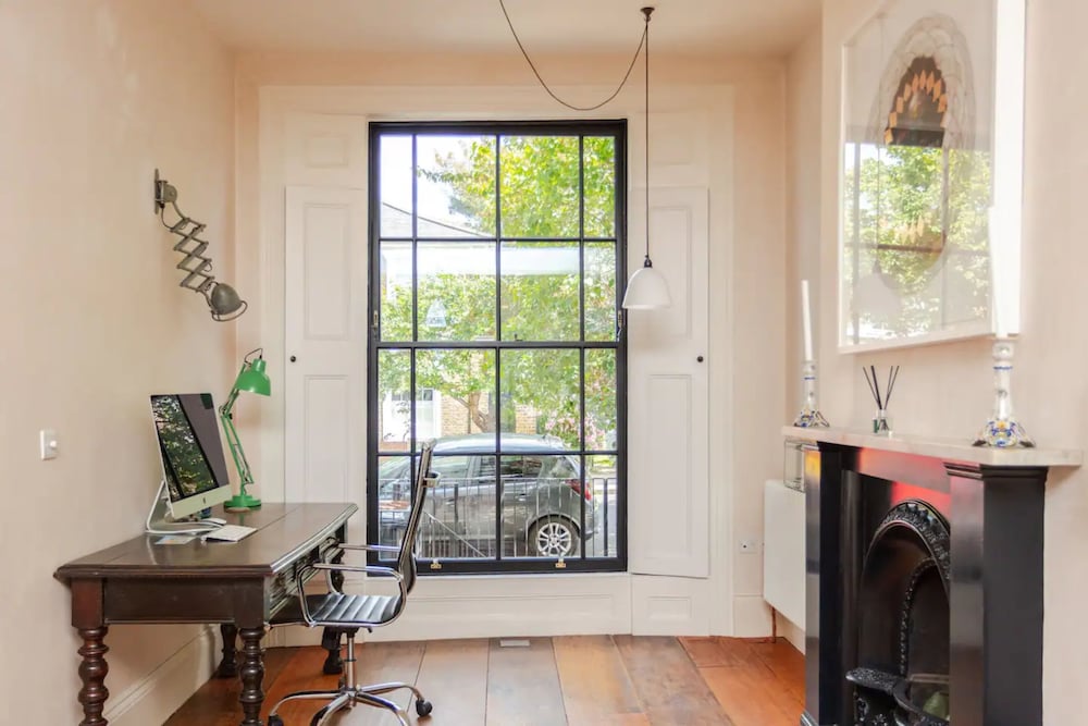 Фото Stunning 2 Bedroom House in Peaceful London Fields