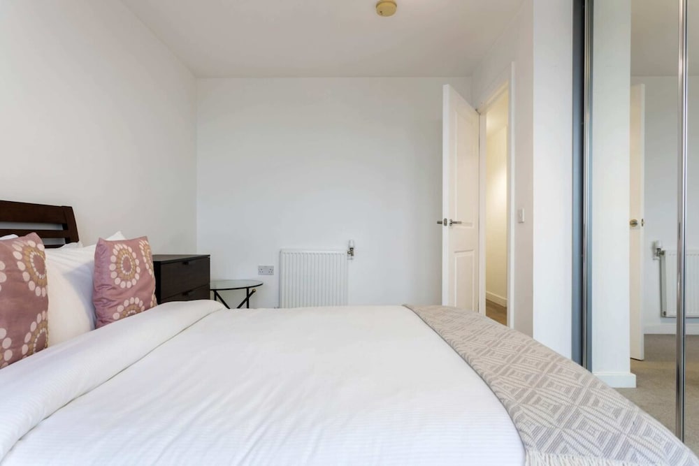 Фото Modern 1 Bedroom Apartment Near Canary Wharf With Balcony