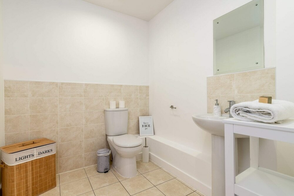 Фото Swanky Stratford Duplex Apartment