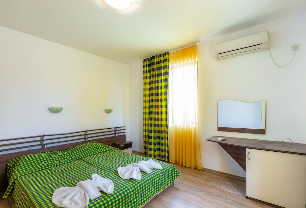 Фото 2 Bedroom Apartment in Dafinka Guest House