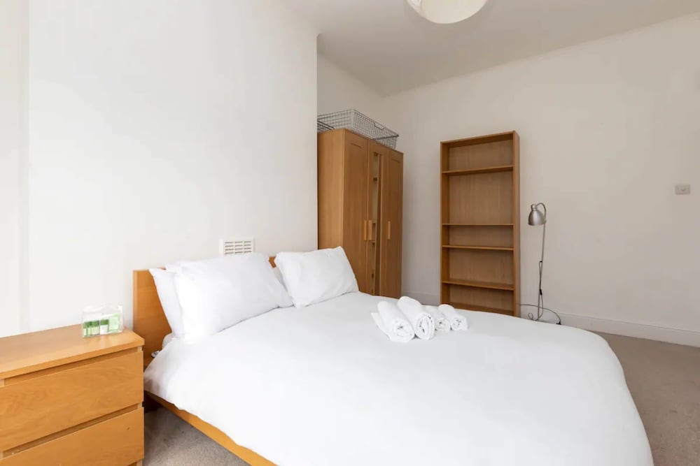 Фото Spacious 5 Bedroom Home in Camden