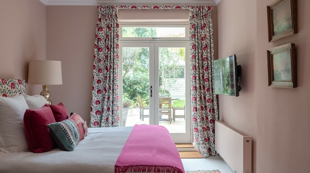 Фото Altido Elegant 3-Bed Flat W Private Garden In Notting Hill