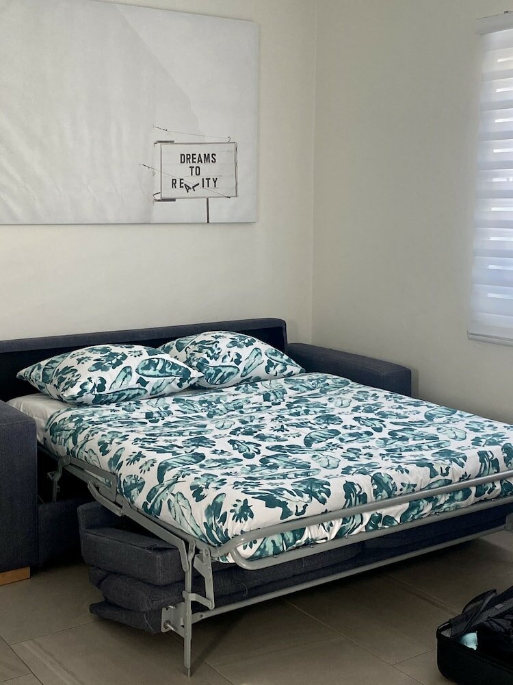 Фото The Palm Leaf Apartments