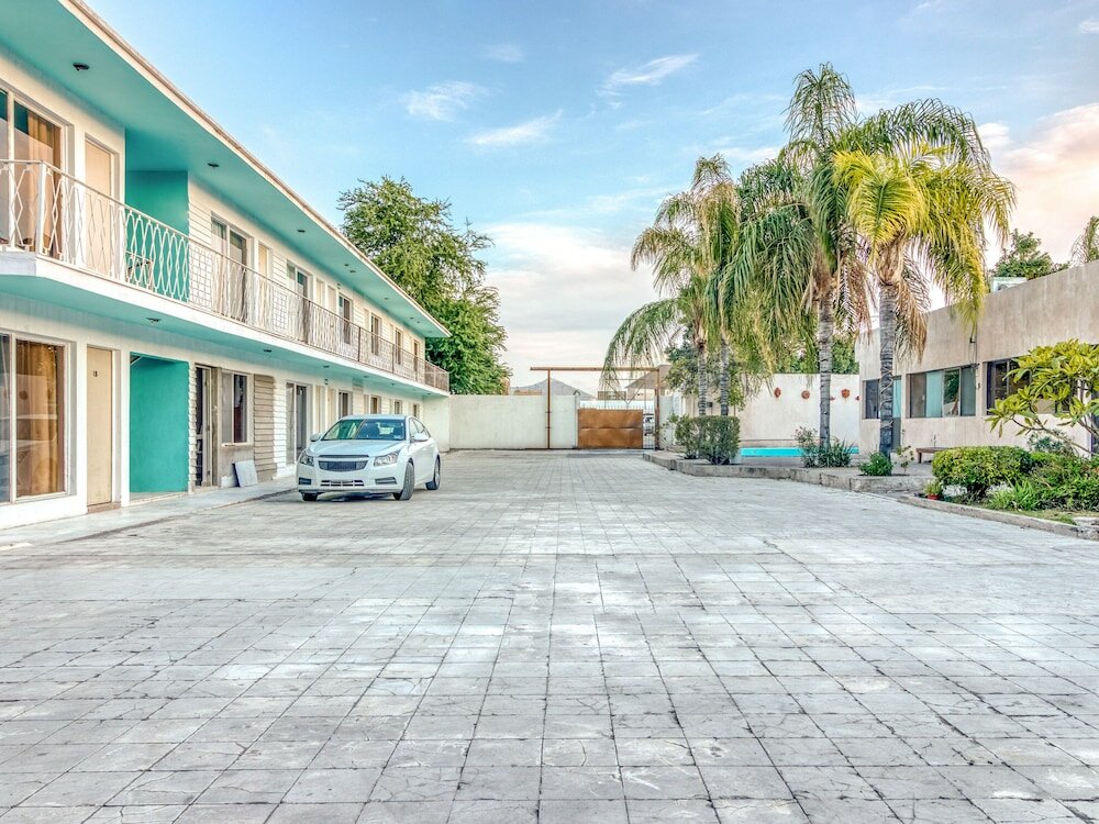 Фото Capital O Hotel La Siesta, Gómez Palacio