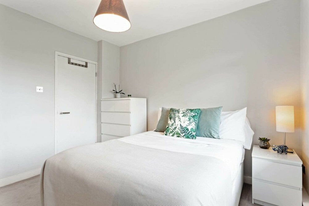 Фото Lovely 2 Bed Apartment w Balcony nr River Thames