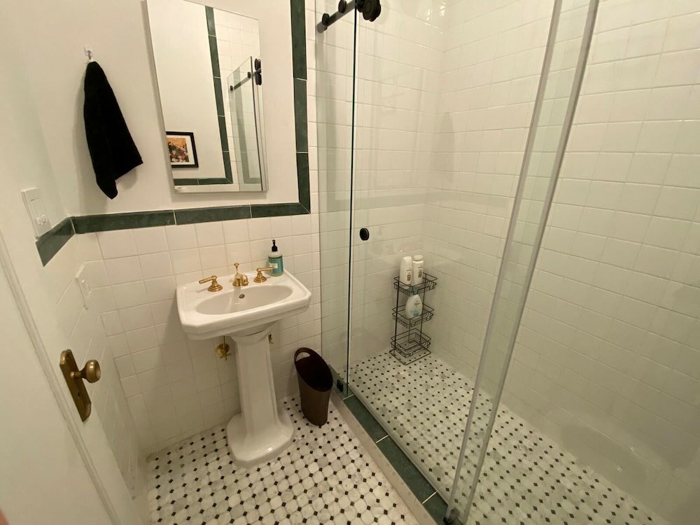 Фото Gorgeous Studio in Beverly Boulevard! Sleeps 4!