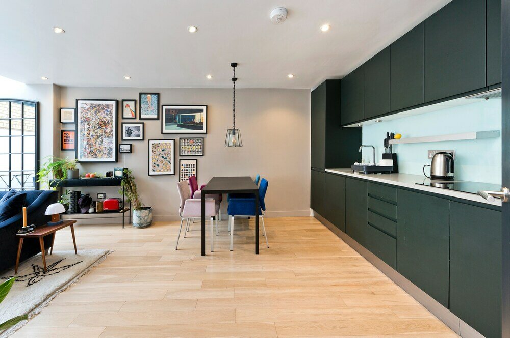 Фото Contemporary Flat With Private Patio in Primrose Hill by UnderTheDoormat