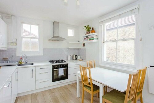 Гостиница Bright and Airy 3 Bedroom Maisonette in South London в Лондоне