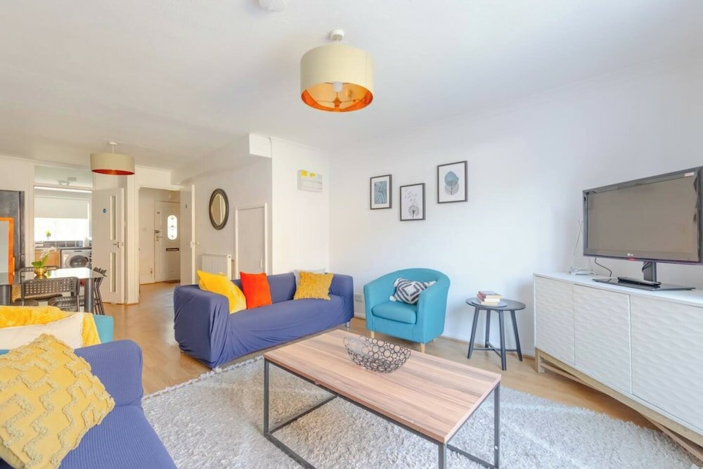 Фото Lovely 4 Bed House w Garden, 1 Stop to Waterloo