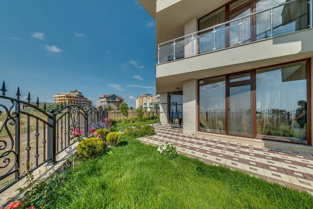 Фото Apartcomplex Golden Bay