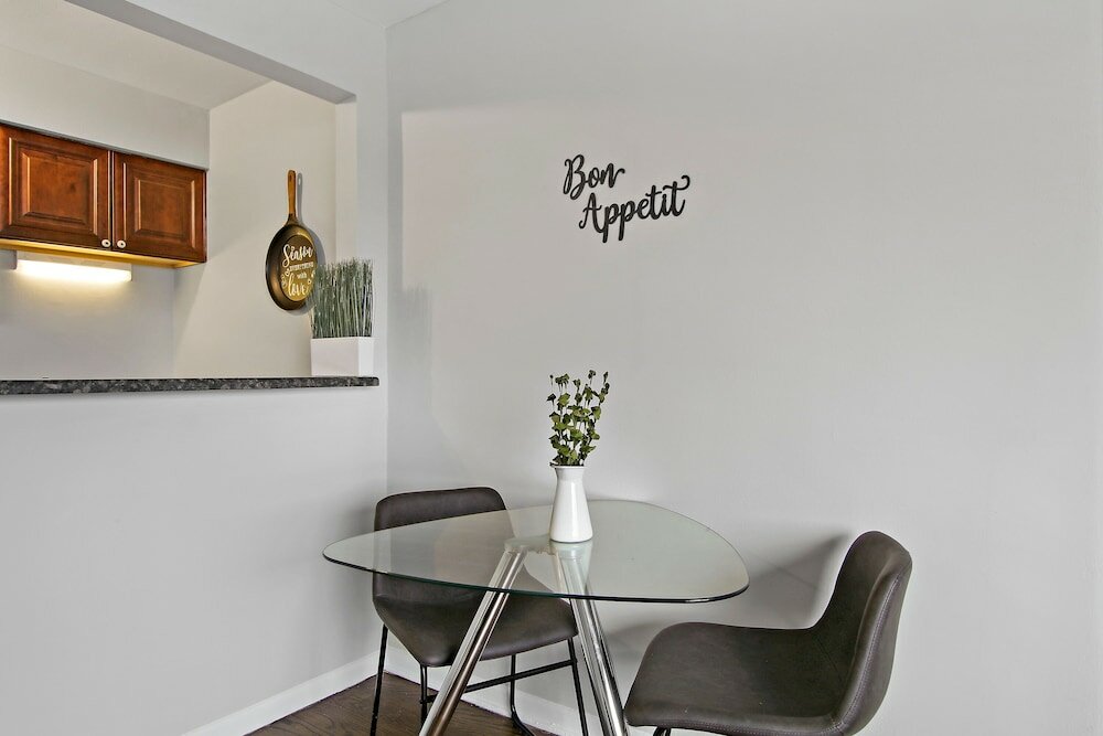 Фото Posh 1br Apartment in Arlington Heights