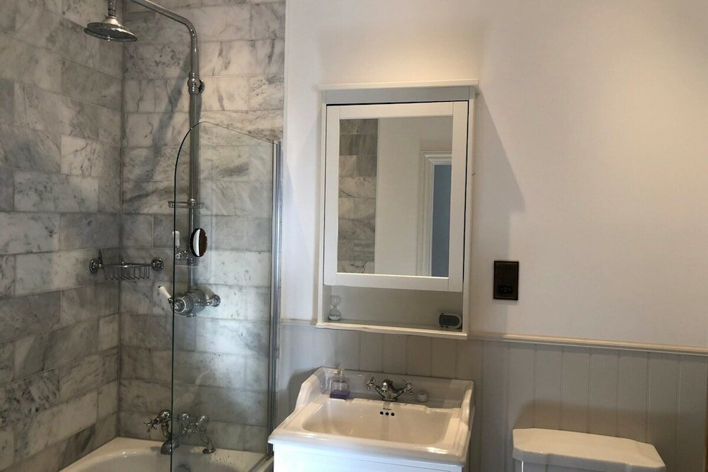 Фото Luxury Victorian 2 Bedroom Apartment Near Tube