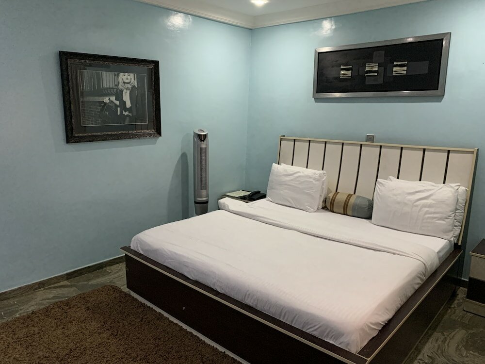 Фото Islanders Lounge and Hotel