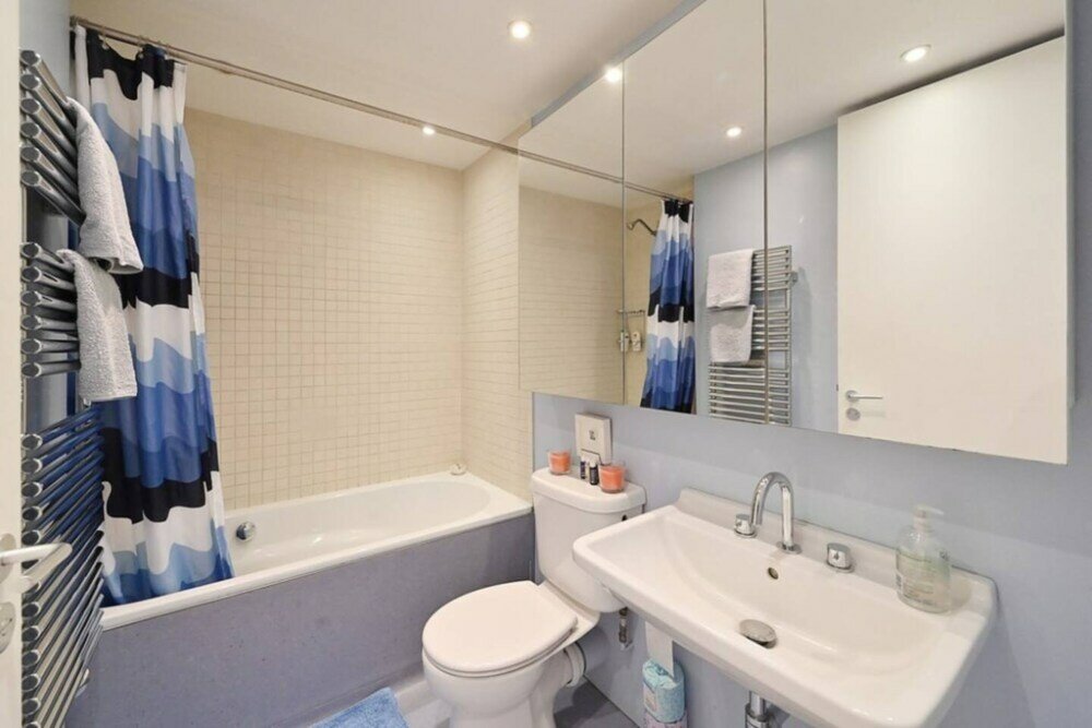 Фото Stunning 2 Bedroom Mezzanine Loft in Portobello