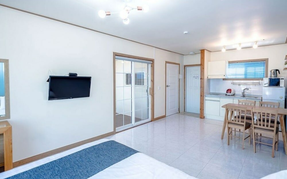 Фото Yeosu Maison Blanche Pension